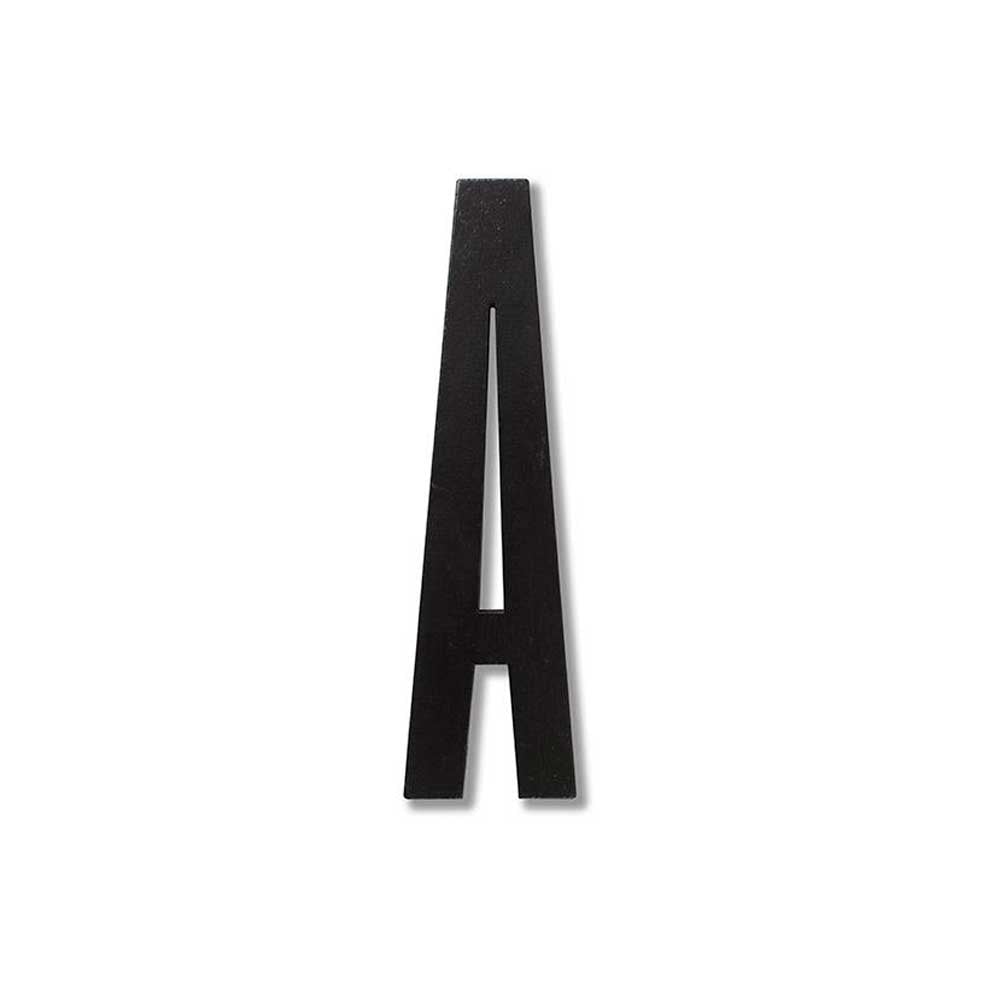 Zwarte houten brief A-Z